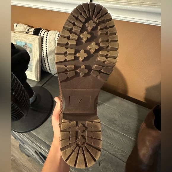 Boots - Picture 4 of 4